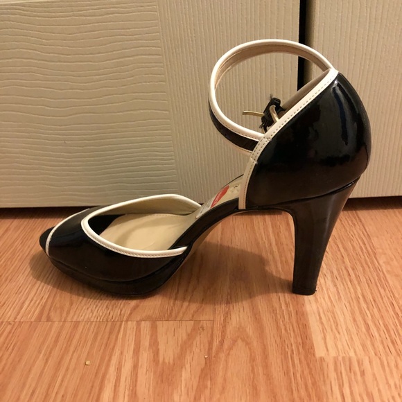 Anne Klein pumps sandals . - Picture 2 of 3